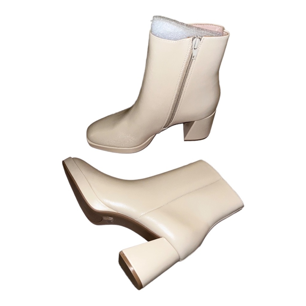 Sleek white boots New